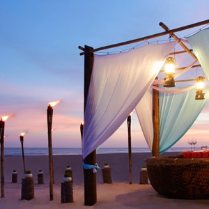 Anantara-Mui-Nu-Resort-&-Spa-dining-on-the-beach