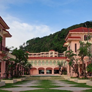 Centara-Grand-Phuket-waTer-gardens