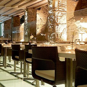 Bill & Coo Suites and Lounge Mykonos - Greece Honeymoon - lounge bar indoor