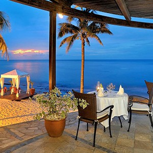 Le Meridien Ile Maurice - Mauritius Honeymoon Packages - beach dining