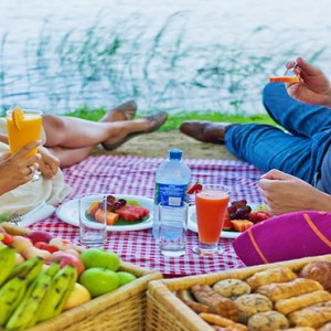 Cinnamon Lodge Habarana - Luxury Sri Lanka Honeymoon Package - couple having a picnic