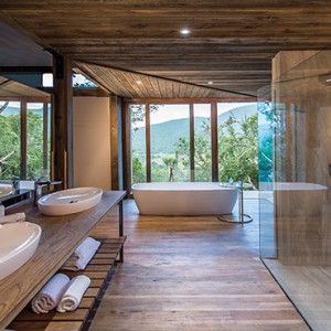 Kariega Game Reserve - Luxury South Africa Honeymoon Packages - Settlers drift bathroom