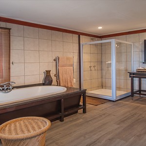 Kariega Game Reserve - Luxury South Africa Honeymoon Packages - Uzokhi Lodge bathroom