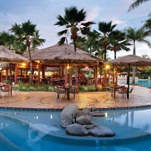 Outrigger-Fiji-Beach-Resort-Pool-And-Bar