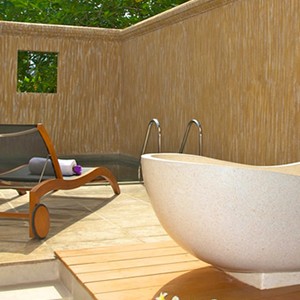 saman villas - sri lanka luxury honeymoons - bathtub