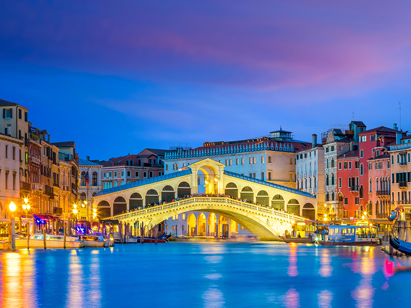 Proposal On Rialto Bridge In Venice Romantic Locations To Propose