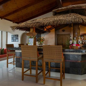 Coco de Mer & Black Parrot Suites - Luxury Seychelles Honeymoon Packages - Coconut bar