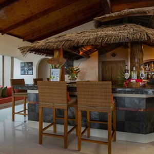 Coco de Mer & Black Parrot Suites - Luxury Seychelles Honeymoon Packages - Coconut bar