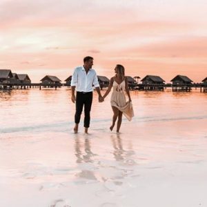 Maldives Honeymoon Packages Shangri La’s Villingili Resort And Spa Couple On Beach At Sunset