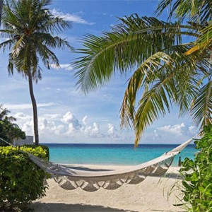 jumeriah-vittaveli-maldives-honeymoon-hammock-on-the-beach