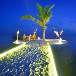 jumeriah-vittaveli-maldives-honeymoon-romantic-dinner
