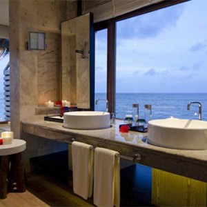 jumeriah-vittaveli-maldives-honeymoon-villa-bath