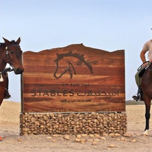abu-dhabi-anantara-desert-hotel-and-spa-abu-dhabi-desert-horse-stable