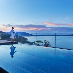 como-point-yamu-phuket-honeymoon-sunset-by-pool