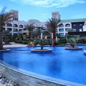 luxury-honeymoons-abu-dhabi-anantara-desert-islands-resort-and-spa-pool