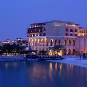 shangri-la-hotel-qaryat-al-beri-abu-dhabi-honeymoon-hotel-at-night