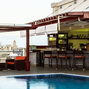 hotel-saratago-cuba-honeymoon-packages-bar-piscina-saratogo-havana