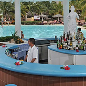 pool-bar-pardisus-rio-de-oro-resort-spa-cuba-honeymoon