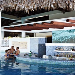 royalton-hicacos-resort-and-spa-cuba-honeymoon-packages-pool-bar