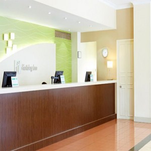 holiday-inn-darling-harbour-australia-honeymoon-packages-front-desk