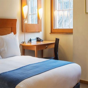 holiday-inn-old-sydney-australia-honeymoon-packages-queen-accessible-room