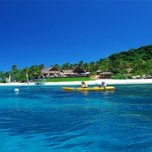 matamanoa-island-resort-fiji-honeymoon-packages-kayaking