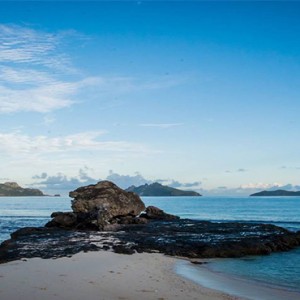 matamanoa-island-resort-fiji-honeymoon-packages-north-beach-and-rock