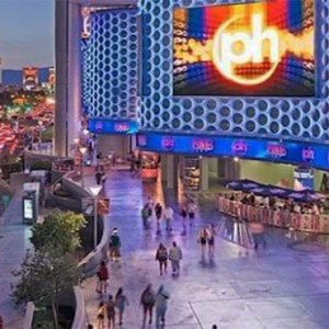 planet-hollywood-las-vegas-honeymoon-packages-pinks-hot-dogs