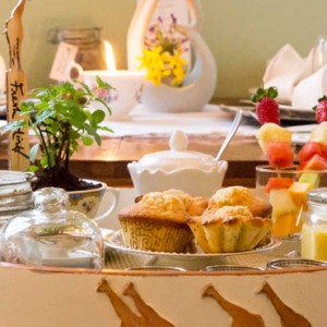 breakfast-giraffe-manor-luxury-kenyan-honeymoon-packages