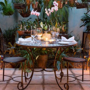 private-dining-giraffe-manor-luxury-kenyan-honeymoon-packages