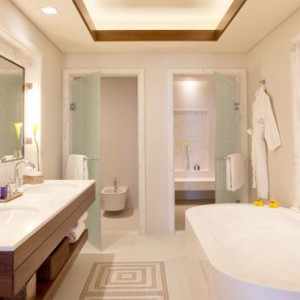 ja-palm-tree-court-dubai-honeymoon-packages-bathroom1