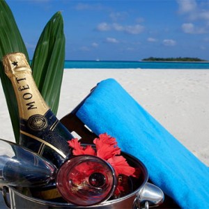 Komandoo Island Resort - Maldives honeymoon packages - champagne on the beach