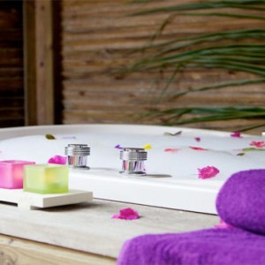 Komandoo Island Resort - Maldives honeymoon packages - jacuzzi Beach villa bathroom
