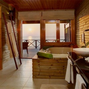 Komandoo Island Resort - Maldives honeymoon packages - jacuzzi water villa bathroom