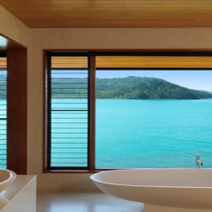 qualia-hamilton-island-australia-honeymoon-packages-bathroom-with-a-view