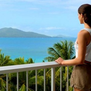 reef-view-hotel-australia-honeymoon-packages-coral-sea-view-balcony