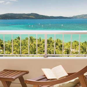 reef-view-hotel-australia-honeymoon-packages-coral-sea-view-room-balcony