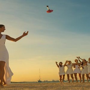 Mexico Honeymoon Packages Dreams Sands Cancun Resort And Spa Bride Throwing Bouquet