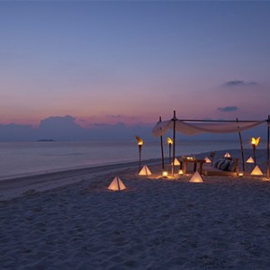 Loama Resort Maldives at Maamigili - Luxury Maldives Honeymoon packages - Romantic dinner at sandbank