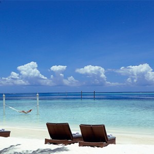 Nika Island Resort and Spa - Luxury Maldives Honeymoon Packages - beach bar