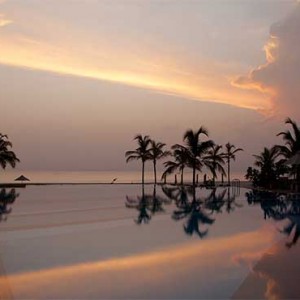 Uga Bay - Luxury Sri Lanka Honeymoon Packages - Pool at sunset