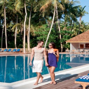 Vilamendhoo Island resort and spa - Luxury Maldives Honeymoon Packages - bar pool