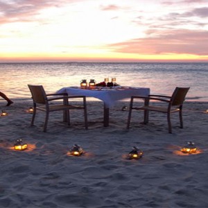 Vilamendhoo Island resort and spa - Luxury Maldives Honeymoon Packages - romantic dining on the beach