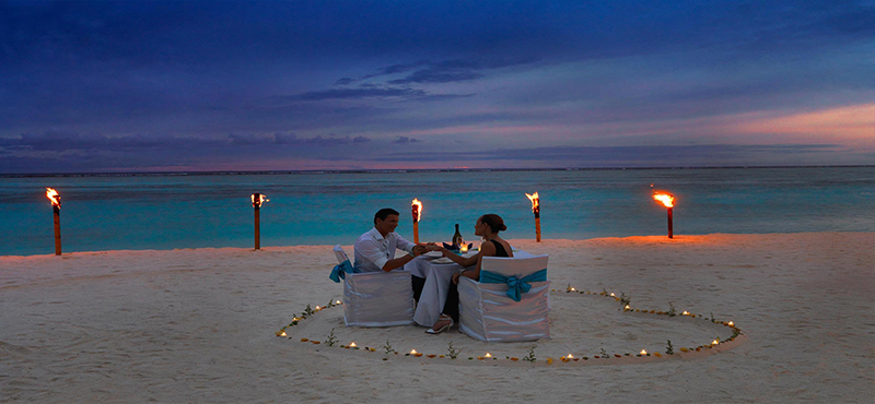 Cocoon-Maldives-Luxury-Maldives-Honeymoon-Packages-private-dining-on-beach-.jpg