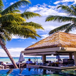 Le Domaine de L'Orangeraie - Luxury seychelles honeymoon packages - Infinity pool bar1