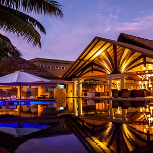 Le Domaine de L'Orangeraie - Luxury seychelles honeymoon packages - Pool bar exterior at night