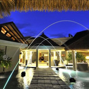Le Domaine de L'Orangeraie - Luxury seychelles honeymoon packages - pool walkway