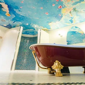 Kakslauttanen Arctic Resort - Luxury Finland Honeymoon Packages - Queen suites bath