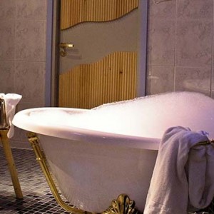 Kakslauttanen Arctic Resort - Luxury Finland Honeymoon Packages - Wedding Chamber bathroom