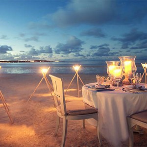 Luxury Mauritius Honeymoon Packages - Lux* Belle Mare - dining on the beach